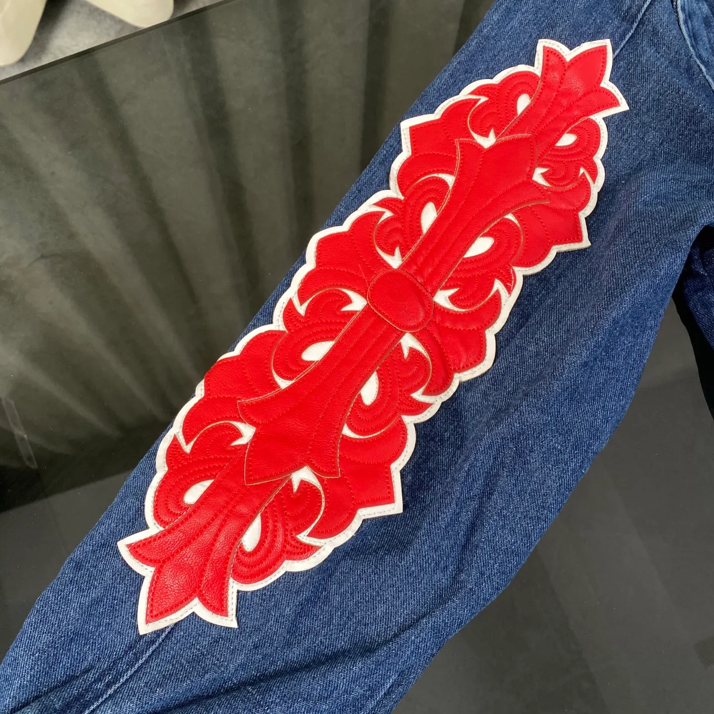 🅿️360 Chromehearts Chromehearts Flame Arms Red Flame Spliced ​​Leather Vine Denim Jacket, the same style as the star, multi-material leather cross, leather embroidery denim jacket, cabinet price N➕ level, patchwork cross flower embellishment, washed denim! !   Absolutely high-end luxury products, 2W-level god-level single products, super popular products, made by top heavy industry, a magic weapon that cannot be missed to hit the streets!  Color: washed blue Size: M-XL